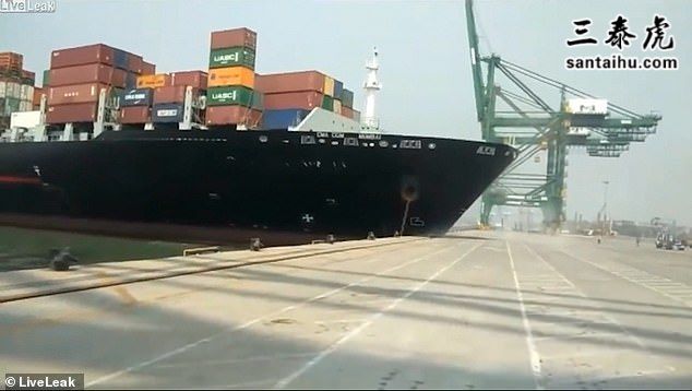 印度集装箱巨轮撞上码头