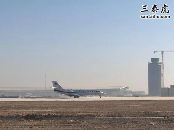 一架校验飞机平稳地降落在北京大兴国际机场西一跑道上