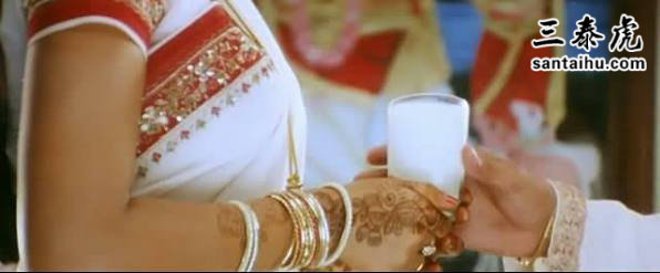 印度新娘拿着一杯牛奶