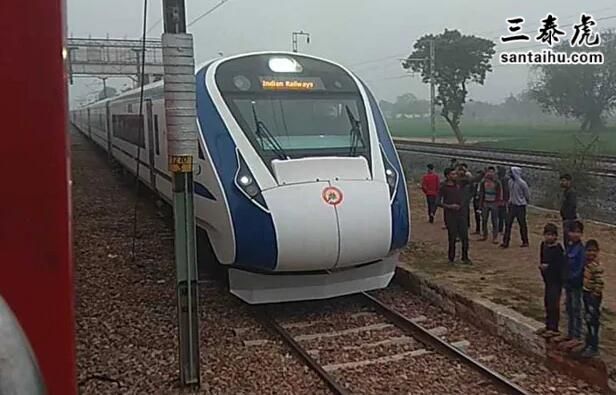 印度半高铁train 18